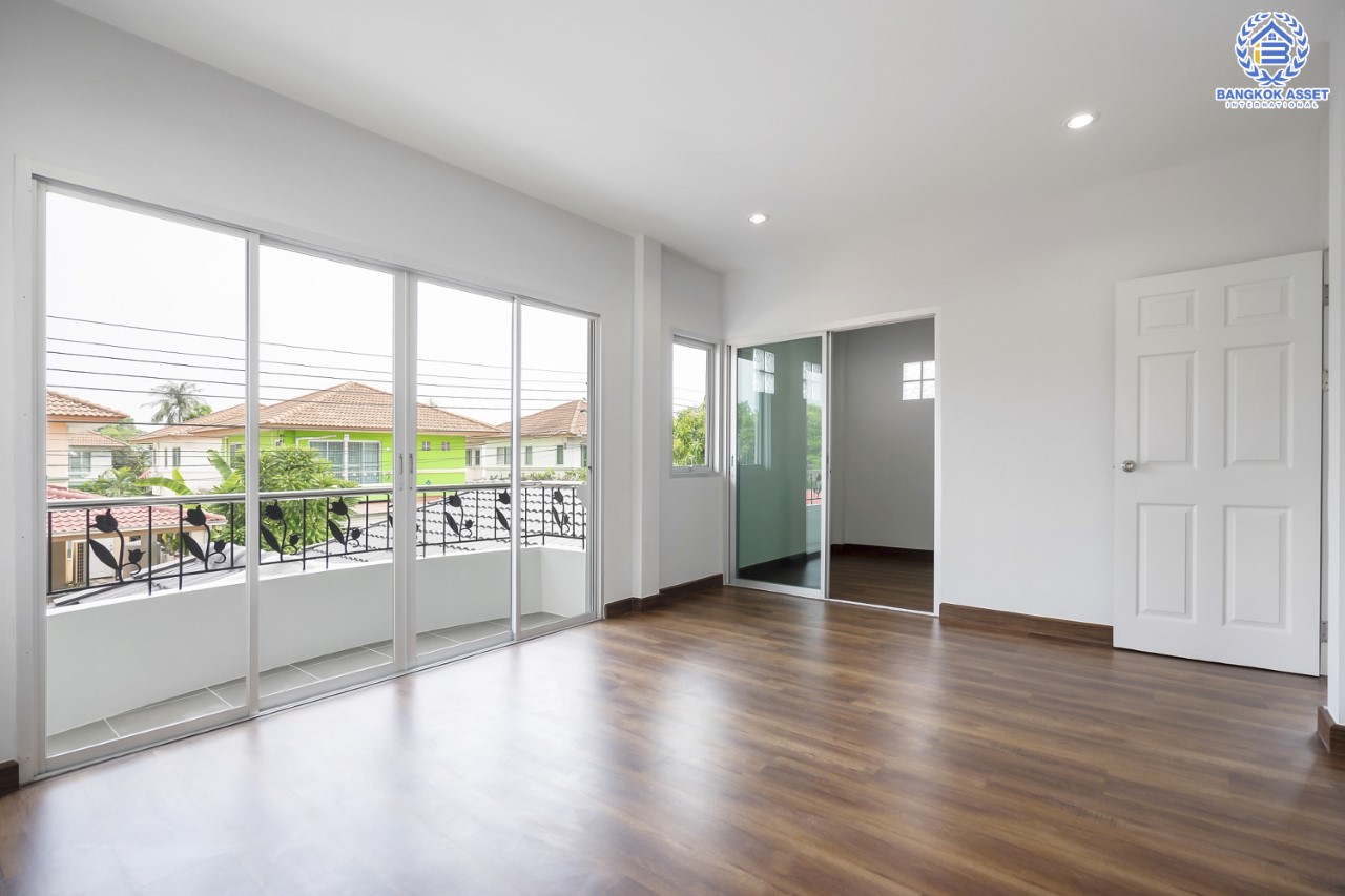 บ้านมือสองตกแต่งใหม่ ม.ศุภาลัยวิลล์ วงแหวน-รัตนาธิเบศร์ เนื้อที่ 54 ตร.ว. ฟังก์ชันจัดเต็ม 4 ห้องนอน 2 ห้องน้ำ 3 ที่จอดรถ ตอบโจทย์ทุกการเข้าอยู่ บนทำเลเดินทางสะดวก ใกล้ ถ.กาญจนาภิเษก เซ็นทรัลเวสต์เกต และรถไฟฟ้า "สถานีคลองบางไผ่